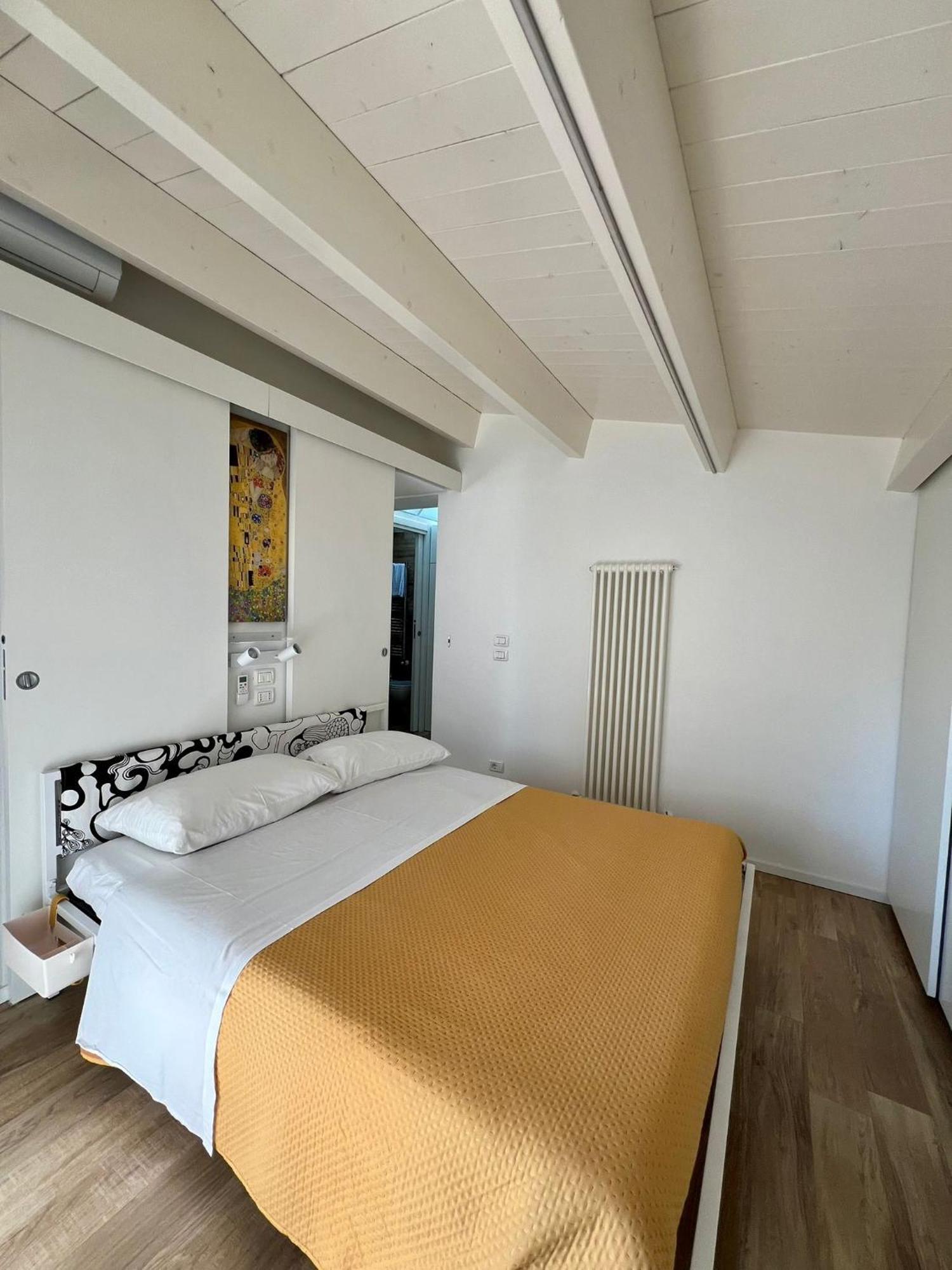Apartamento Casa Klimt Vicinissima Al Mare Parcheggio Privato Gratuito Se Disponibile Pescara Exterior foto